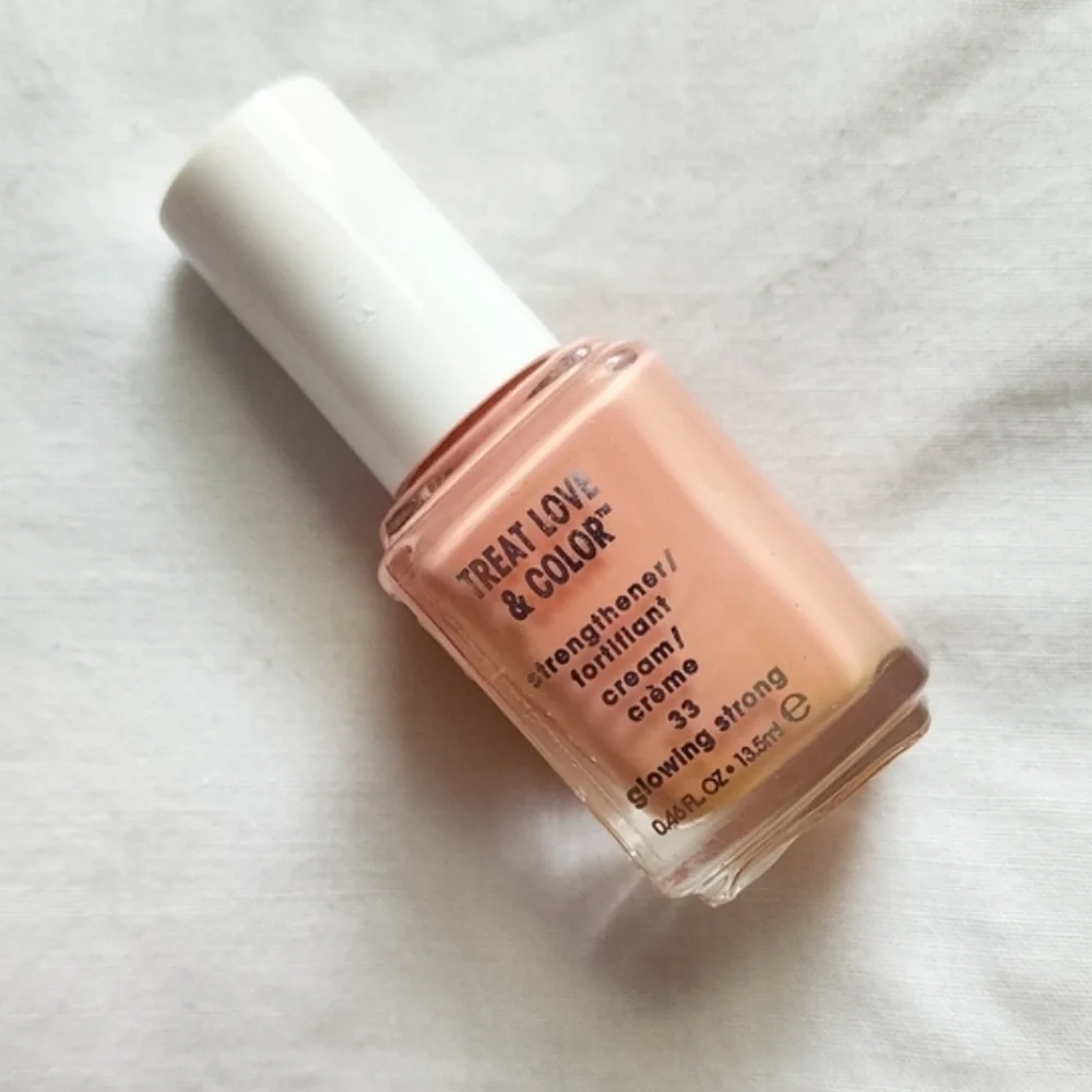 Essie treat love & color nail Color 33 Glowin